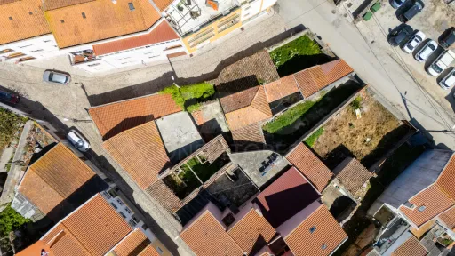 3-bedr. house with yard to restore in Atouguia da Baleia