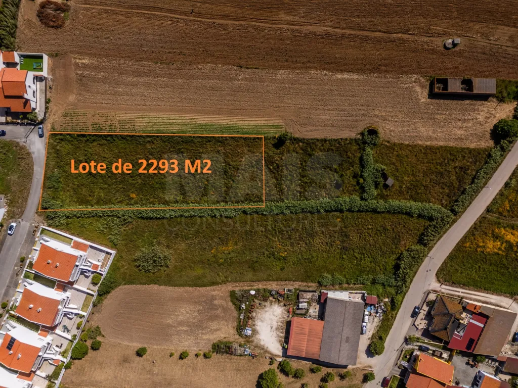 Terreno com projeto em fase de aprovação para 2 moradias T4 com piscina.