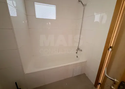 Prédio de Habitação e Comércio em Santa Iria de Azoia