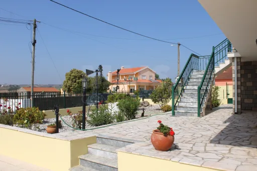Moradia bifamiliar com três habitações independentes – Seixal, Lourinhã (próxima da Praia da Areia Branca)