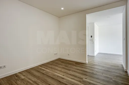 Apartamento T3 totalmente remodelado na Póvoa de Santa Iria com parqueamento
