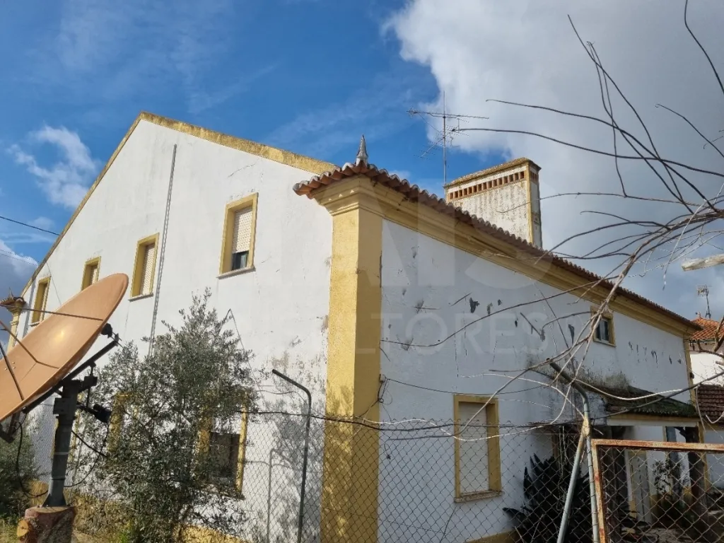 Moradia T4 com piscina, no centro da  Concavada em Abrantes