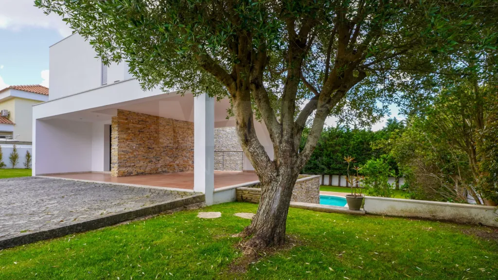 Detached house T4 w/ 3 floors, swimming pool, walled plot w/ 875m2. Located in Beloura II... 