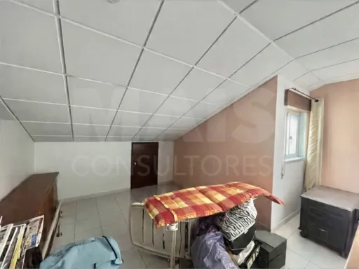Moradia térrea com sótão e logradouro em Samora Correia