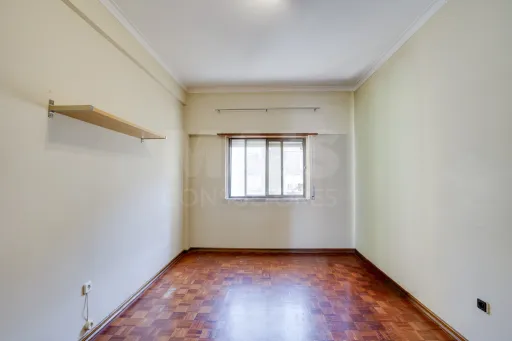 3-Bedroom Apartment with Excellent Sun Exposure | Balconies | Storage Room | Metro 600 m Away | Olival Basto – Odivelas