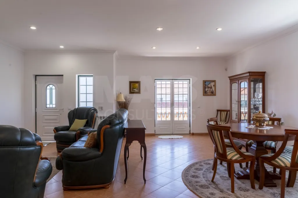 Moradia T4, centro do Cadaval, com garagem