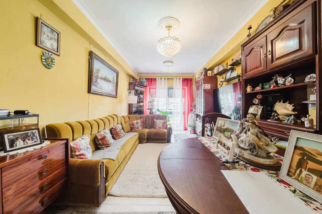 Spacious 3-Bedroom Apartment in Downtown Lourinhã with a Balcony and Terraces