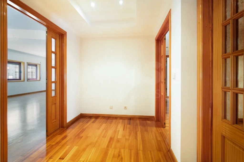 3-Bedroom Apartment in Linda-a-Velha