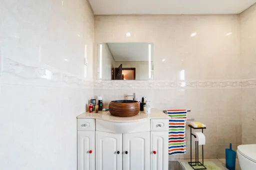 Moradia exclusiva com piscina aquecida, suite, garagem e jardim deslumbrante