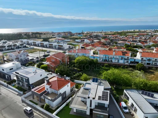 Moradia T5 de Prestígio com Vista Mar, Terreno de 2.075 m² e Detalhes Artísticos Exclusivos