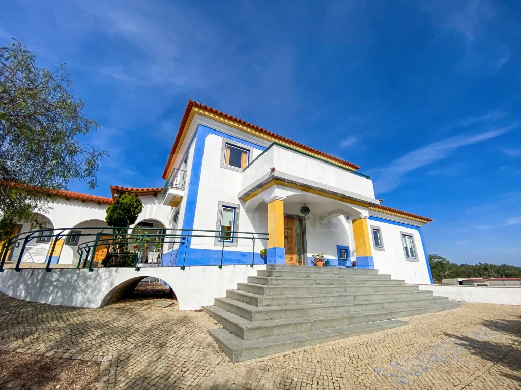 Charming Farmhouse in Almeirim