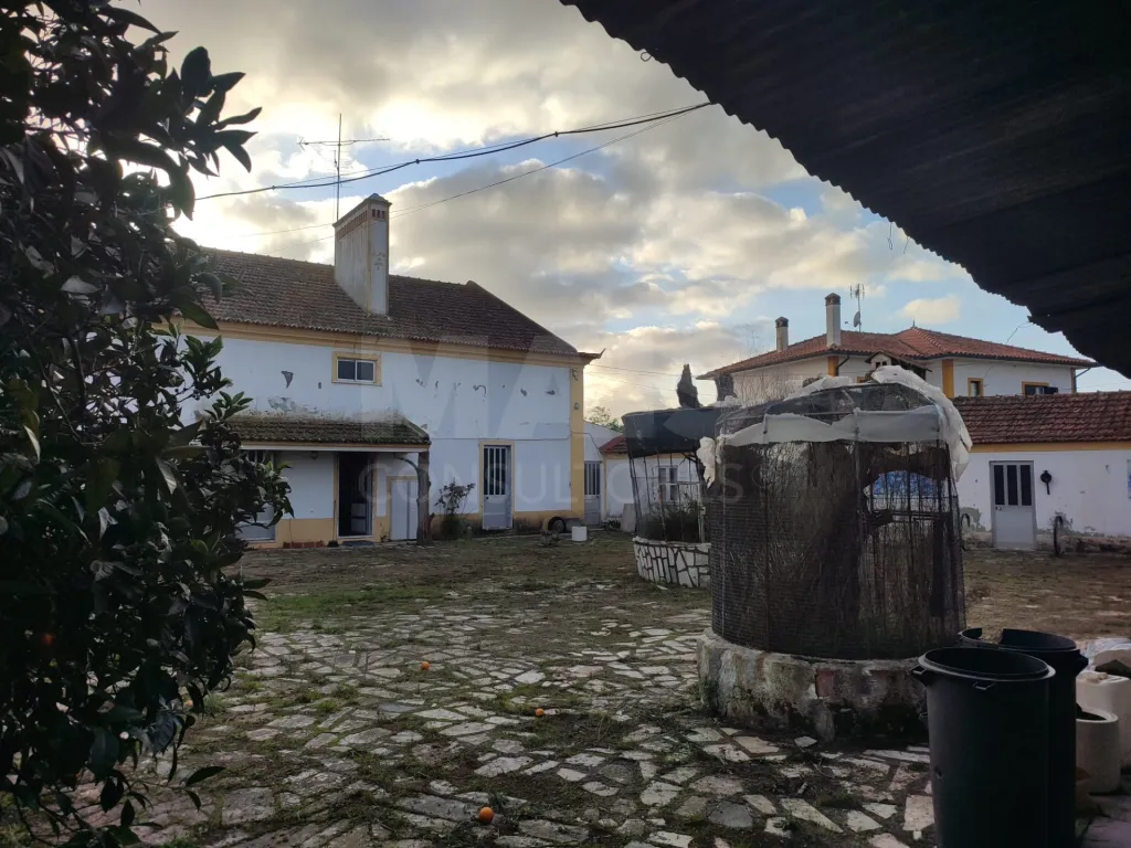 Moradia T4 com piscina, no centro da  Concavada em Abrantes