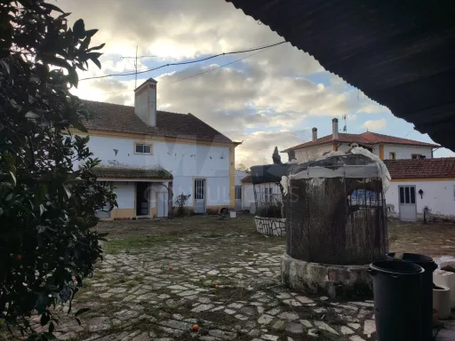 Moradia T4 com piscina, no centro da  Concavada em Abrantes