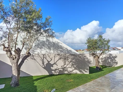 Moradia T3 c/ 2 Suites, 1 Closet, Logradouro e Vista Mar!