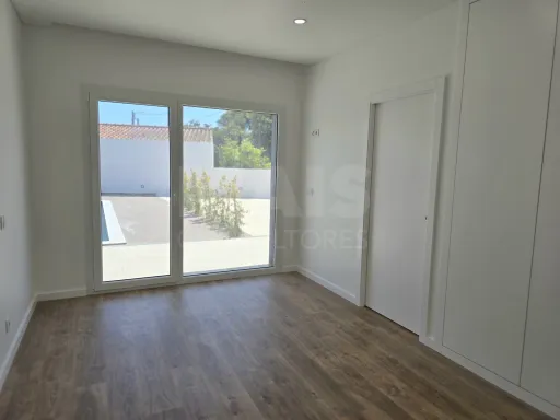 Moradia T4 térrea de luxo com piscina no Nadadouro