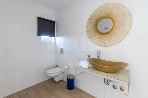 Propriedade com 3 apartamentos e piscina em Óbidos