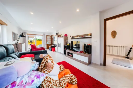 Moradia exclusiva com piscina aquecida, suite, garagem e jardim deslumbrante