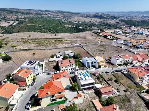 4 Bedroom Villa w/ Suite, Garden, Pool & Parking!