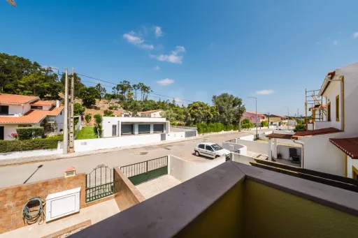 Moradia T4 com Jardim, Garagem e Churrasqueira no Centro de Olho Marinho – Óbidos