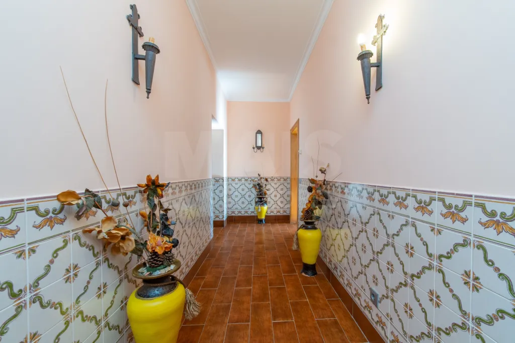 4-Bedroom House with Pool, 3 Garages, and 3,179 m² of Land in Almeirim