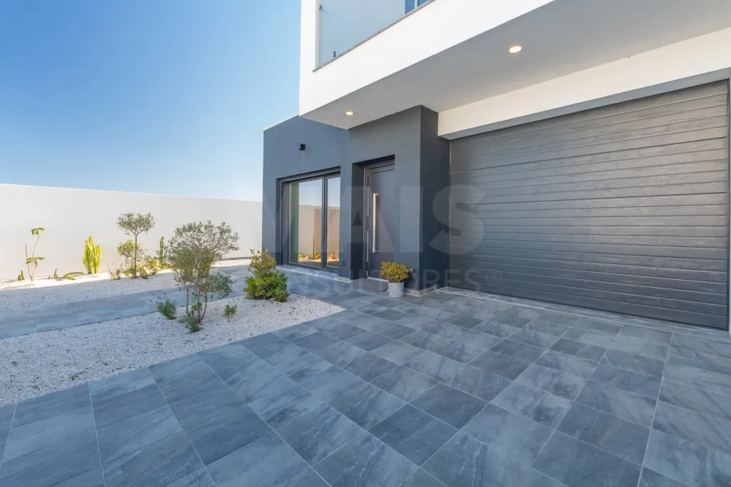 Moradia T3 contemporânea com piscina privada no Porto Alto