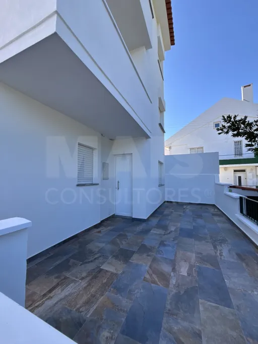 Prédio com três apartamentos T2 em Estoril - Cascais