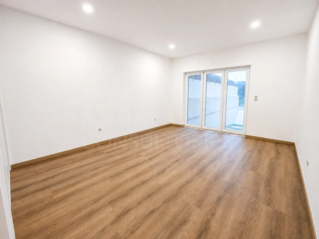 Apartamento T3 luminoso com amplo terraço e garagem e escelente. localizacao