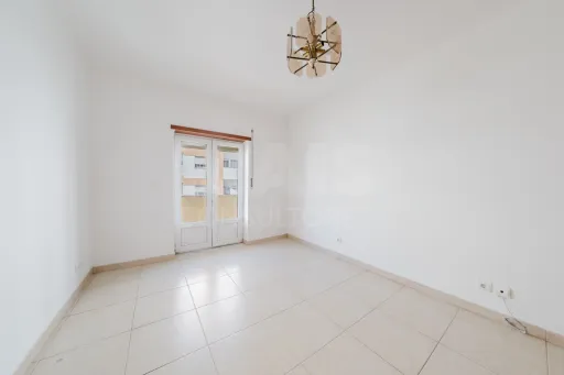 Apartamento T3 com garagem e varanda.