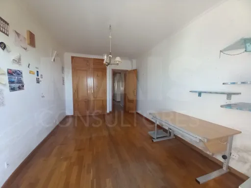 Moradia de 5 Assoalhadas em Ribamar C/ lote de 300m2 e Sótão amplo