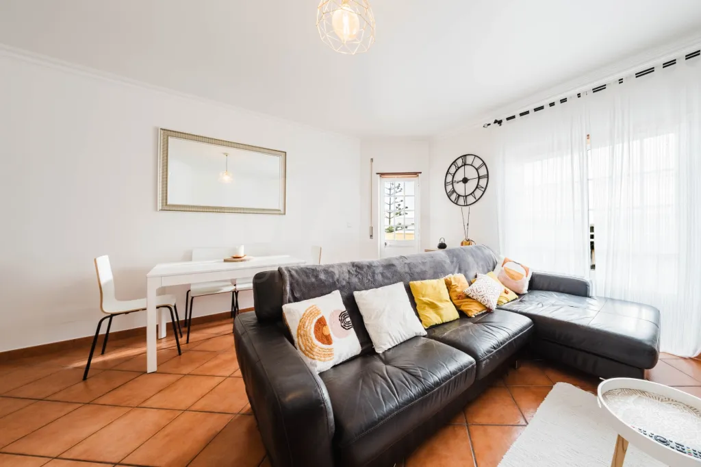 Apartamento T3 com Aquecimento Central, Garagem, Varandas e Arrecadações – Ferrel / Baleal