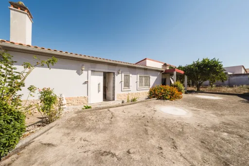 Moradia Térrea Renovada com 3 Quartos em Zona Sossegada – a 13 Minutos das Praias de Peniche