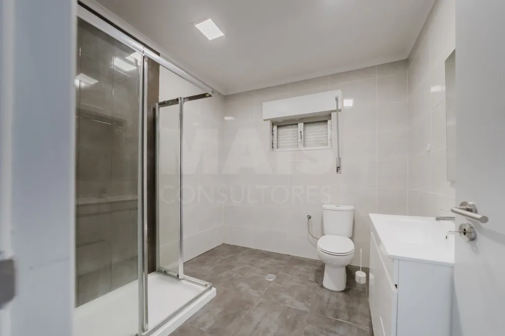 Moradia T5 com Armazém e Terreno na Usseira, Óbidos