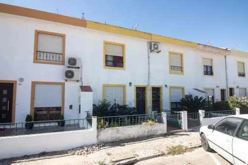 Moradia T2 Com logradouro Merceana