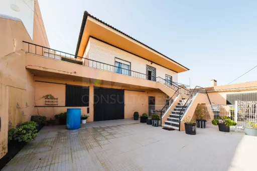 5-bedr. house with garage and warehouse