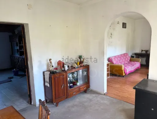 Casa antiga com terreno amplo em Salir de Matos