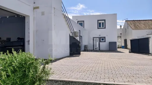 MORADIA T3 Remodelada, Mobilada c/ Suite Master, Terraço, Garagem, Vista Serra, Perto das Praias!
