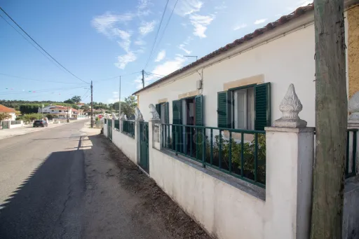 Moradia T2 Remodelada com Logradouro em Cabanas de Chão
