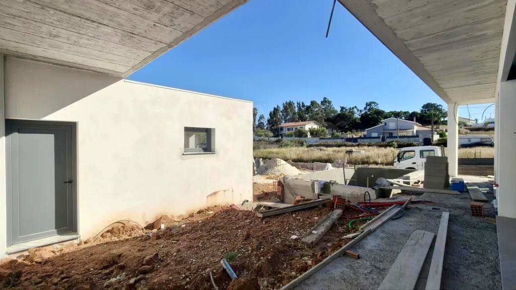 Moradia Térrea T4 com Suite Master, Piscina de Água Salgada, Garagem e Acabamentos Premium !
