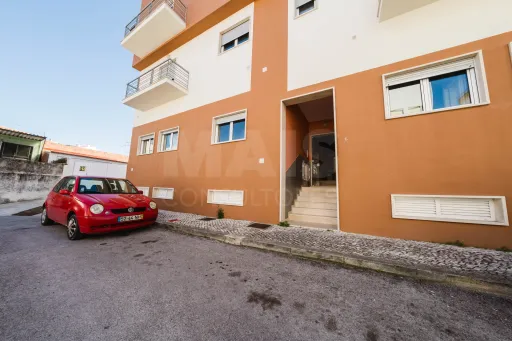 Apartamento T2 com terraço e garagem nas Caldas da Rainha