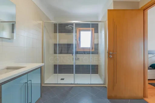 Apartamento T3 com 4 Varandas, Excelentes Áreas e Conforto Total – Praceta Tranquila, no Porto Alto em Samora Correia