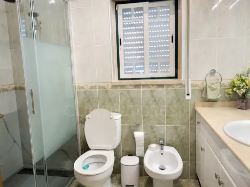 Moradia T3+1 pronta a habitar | Garagem fechada, pátio com churrasqueira e a 5 min das praias !