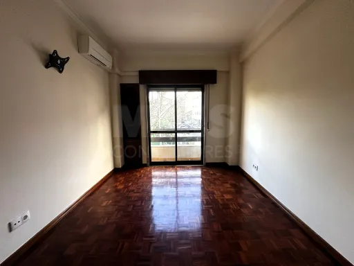 T2 Parcialmente Remodelado com Arrecadação | Brandoa