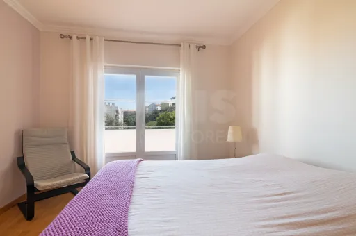 Andar de Moradia T4 com Terraço em Agualva-Cacém