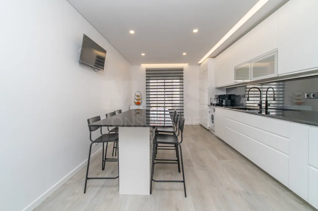 Apartamento T4 Remodelado | 210 m² | Parqueamento e Arrecadação
