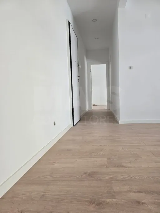 T2 Remodelado em Almada com Varanda