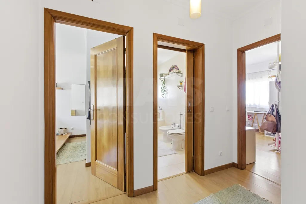 Apartamento T2 com varandas e arrecadação em Peniche