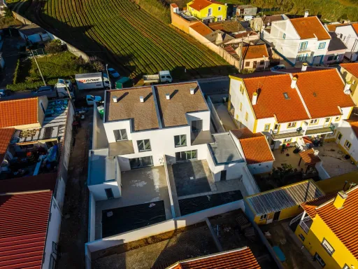 4 bedroom villa with garage, patio and garden