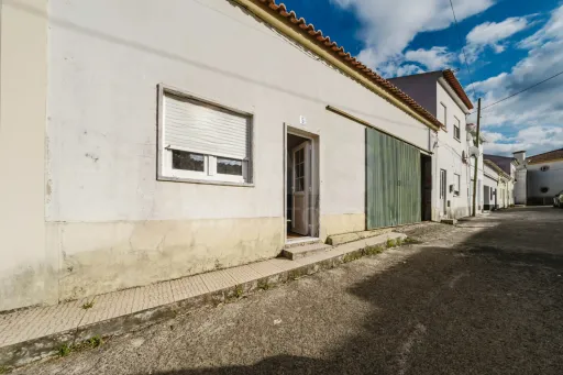 Afetação Moradia T1 com Garagem, Logradouro e Terreno