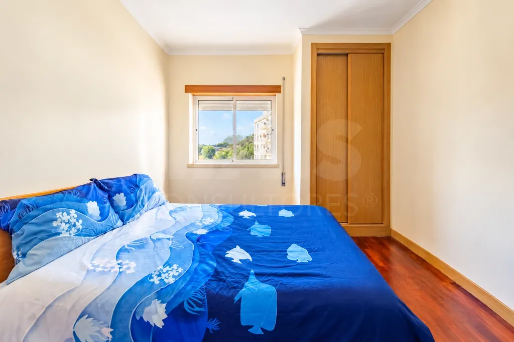 3-bedroom apartment with an elevator and a parking space.