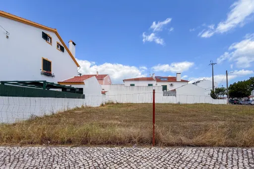 Terreno urbano para construção de moradia em Samora Correia